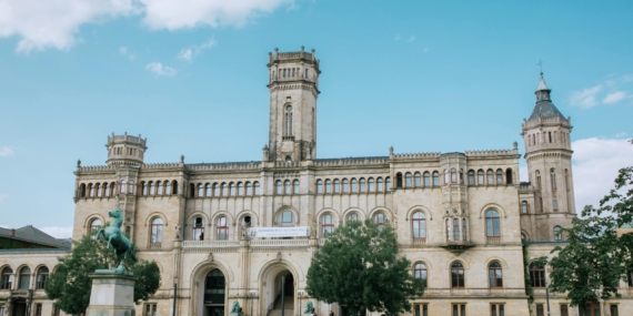 Türk Öğrenciler Almanya’da Ücretsiz Eğitim ve Kariyer Fırsatlarına Yöneliyor